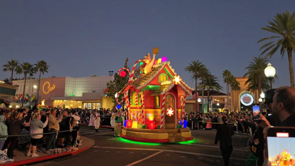 Universal Orlando's 2024 Holiday Parade Featuring Macy’s Returns 12