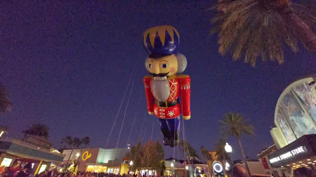 Universal Orlando's 2024 Holiday Parade Featuring Macy’s Returns 16]