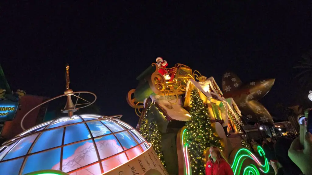 Universal Orlando's 2024 Holiday Parade Featuring Macy’s Returns 18