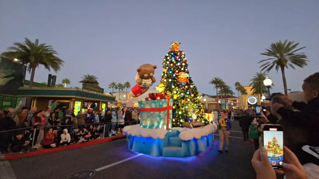 Universal Orlando's 2024 Holiday Parade Featuring Macy’s Returns 4