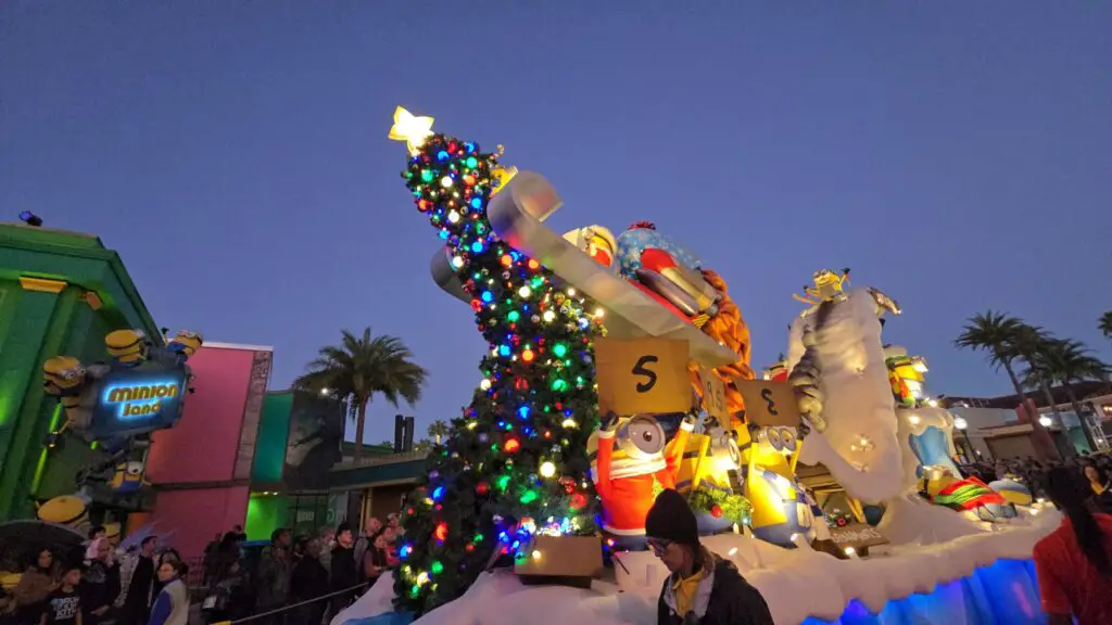 Universal Orlando's 2024 Holiday Parade Featuring Macy’s Returns 6