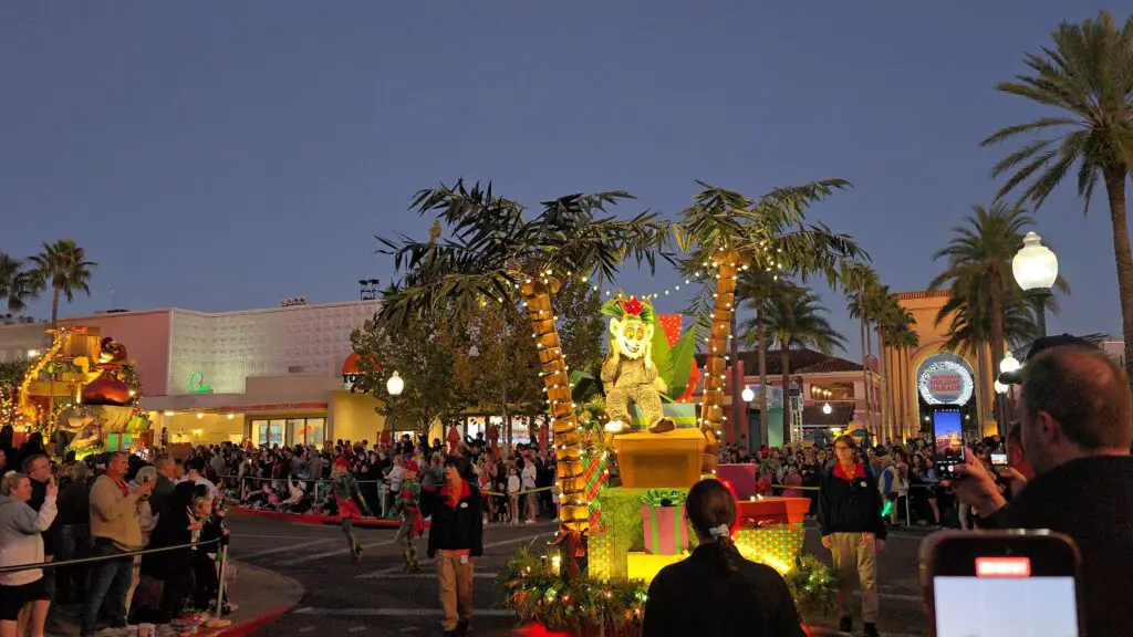 Universal Orlando's 2024 Holiday Parade Featuring Macy’s Returns 9