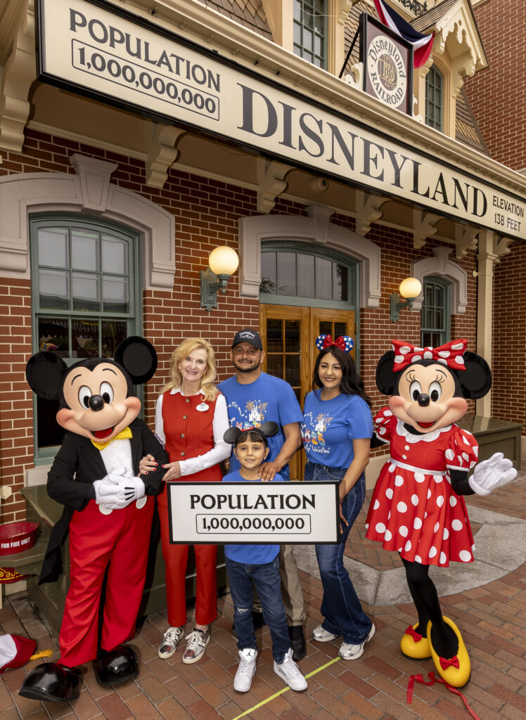 Disneyland Resort Welcomes One Billionth Guest on July rd ()
