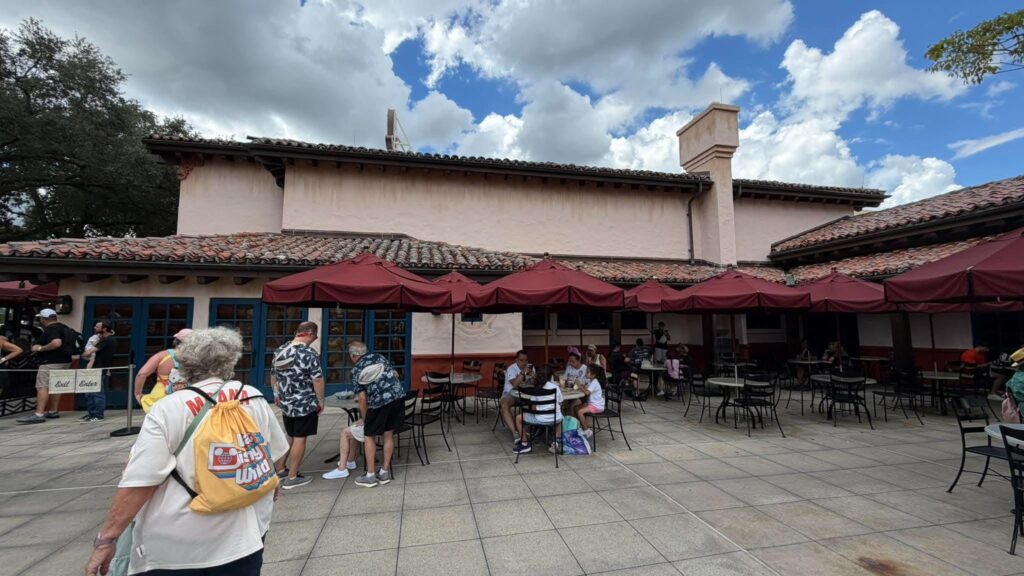Refurbished Hollywood Brown Derby Lounge is Now Open at Disney's Hollywood StudiosRefurbished Hollywood Brown Derby Lounge is Now Open at Disney's Hollywood Studios